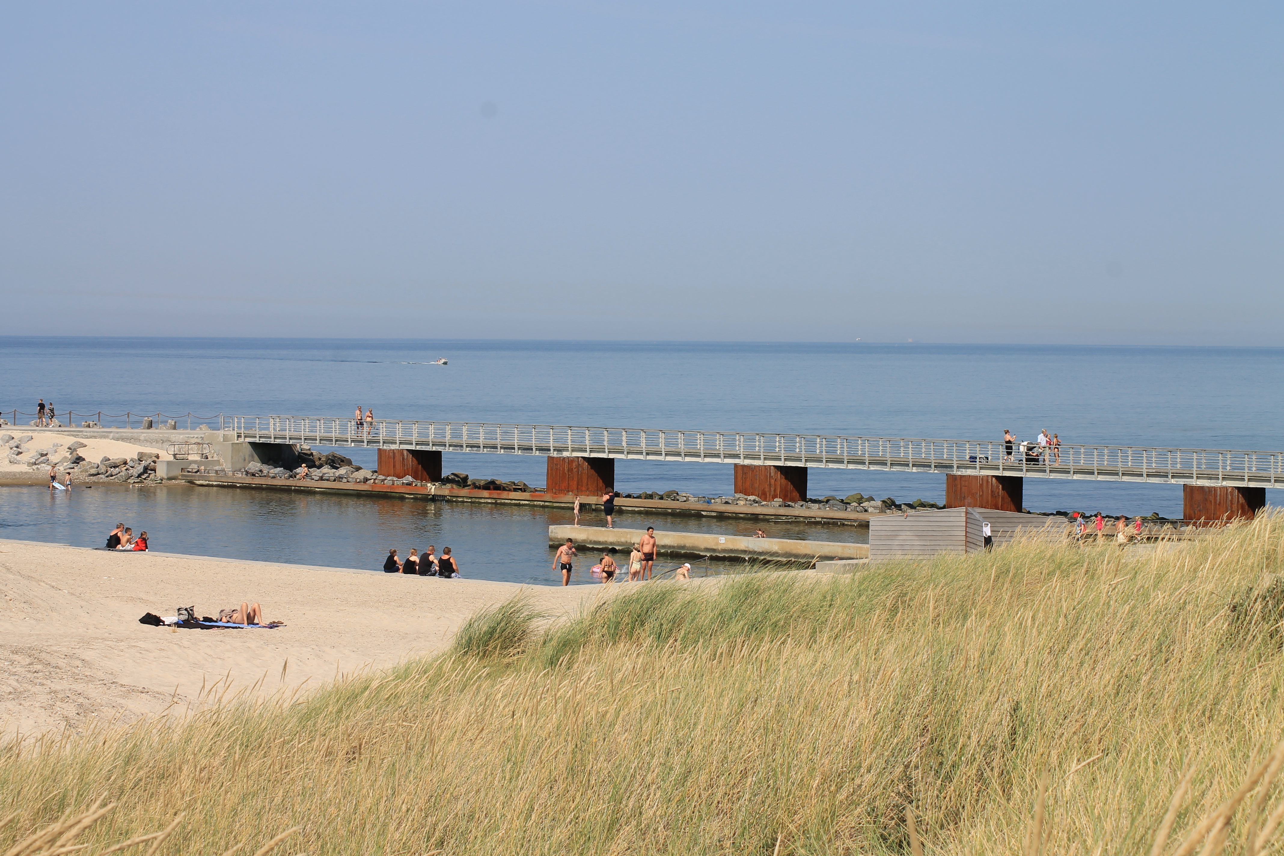 Stranden nær luksushus nr. 607 i Nordjylland er ideell til gåturer.
