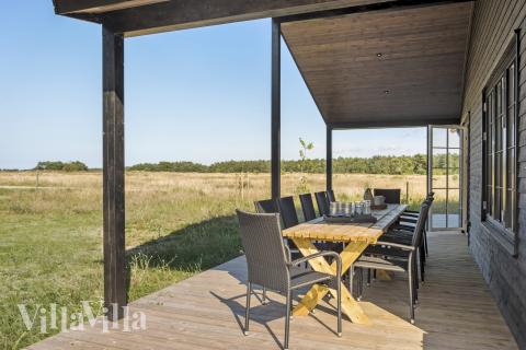 Nyt en grillkveld på terrassen i luksushus nr. 693 i Nordsjælland