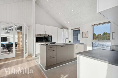 Kjøkkenet i luksushus nr. 605 er fullt utstyrt så dere lett kan lage mat til 24 personer.