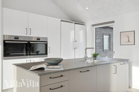 Kjøkkenet i luksushus nr. 605 i Vestjylland er godt innrettet.