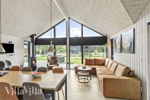 Sofaen i luksushus nr. 625 i Lolland/Falster/Møn er perfekt for å hygge seg med et brettspill eller se en film sammen.