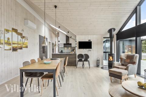 Det er plass til 12 personer i det store lyse oppholdsrommet i luksushus nr. 625.