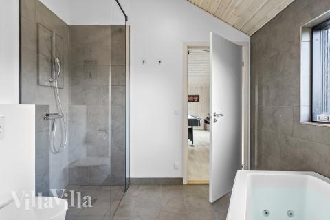 Det finnes bad med dusj i luksushus nr. 625 til 12 personer.