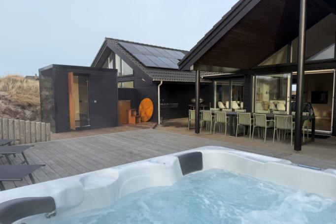 Nyt varmen i boblebadet i luksushus nr. 348 i Vestjylland