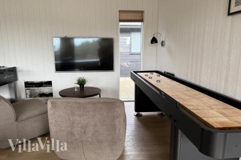 I tillegg til alle aktivitetsmulighetene i husets bassengavdeling, kan du også spille biljard, bordtennis og dart i luksushus nr. 348