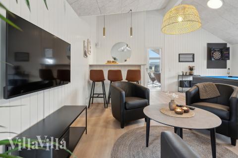 Luksushus nr. 664 til 16 personer tilbyr et stort aktivitetsrom med bl.a. biljard og dart