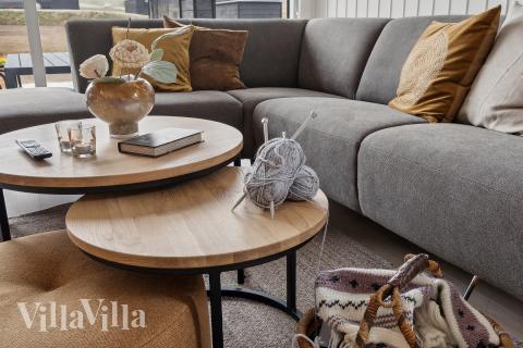 Det er god plass til hygge i feriehusets sofagruppe under oppholdet i luksushus nr. 664