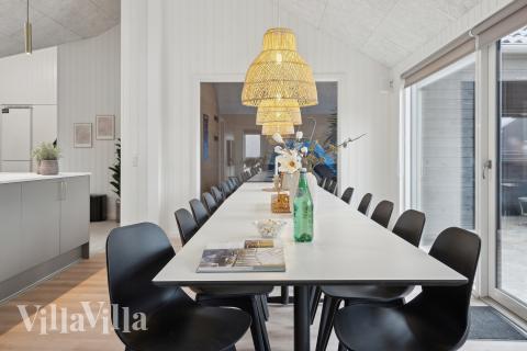 Det er plass til 16 personer i det store lyse oppholdsrommet i luksushus nr. 664.