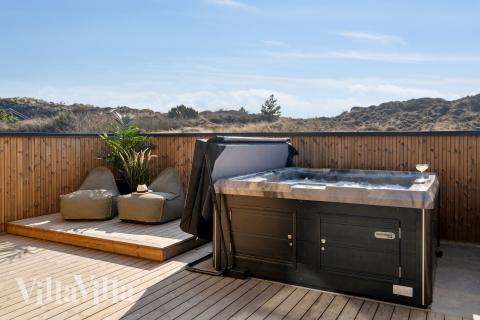 Nyt varmen i boblebadet i luksushus nr. 660 i Vestjylland