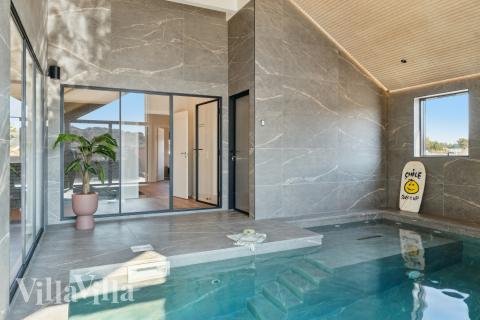 Feriehus 660 har et flott basseng med sklie, et stort innebygd boblebad og en badstue