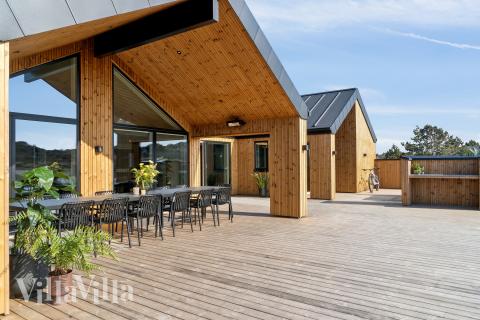Luksushus nr. 660 har en deilig terrasse med gode hagemøbler til 16 personer.