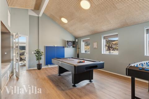 I tillegg til alle aktivitetsmulighetene i husets bassengavdeling, kan du også spille biljard, bordtennis og dart i luksushus nr. 660