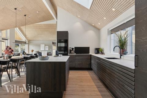 Kjøkkenet i luksushus nr. 660 er fullt utstyrt så dere lett kan lage mat til 16 personer.