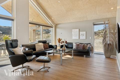 Sofaen i luksushus nr. 660 i Vestjylland er perfekt for å hygge seg med et brettspill eller se en film sammen.