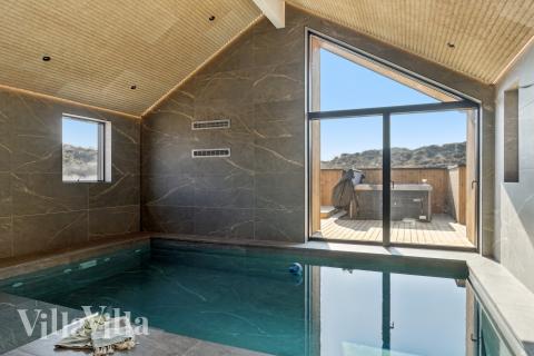 Det flotte bassenget i luksushus nr. 660 til 16 personer