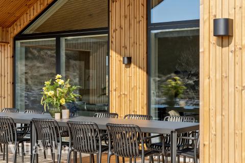 På terrassen i feriehus nr. 660 er det plass til 16 personer.