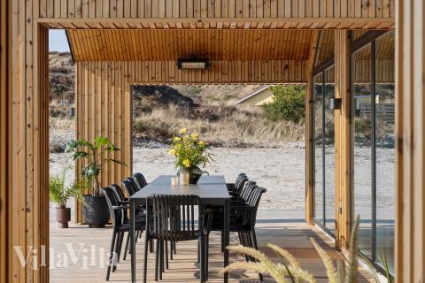 Nyt en grillkveld på terrassen i luksushus nr. 660 i Vestjylland