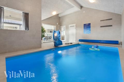 Feriehus 665 har et flott basseng med sklie, et stort innebygd boblebad og en badstue