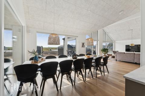 Oppholdsrom med plass til 14 i luksushus nr. 665.