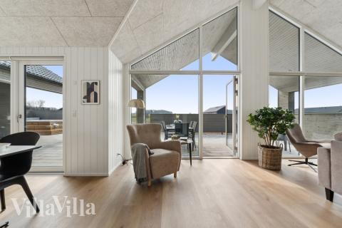 Det er plass til 14 personer i det store lyse oppholdsrommet i luksushus nr. 665.