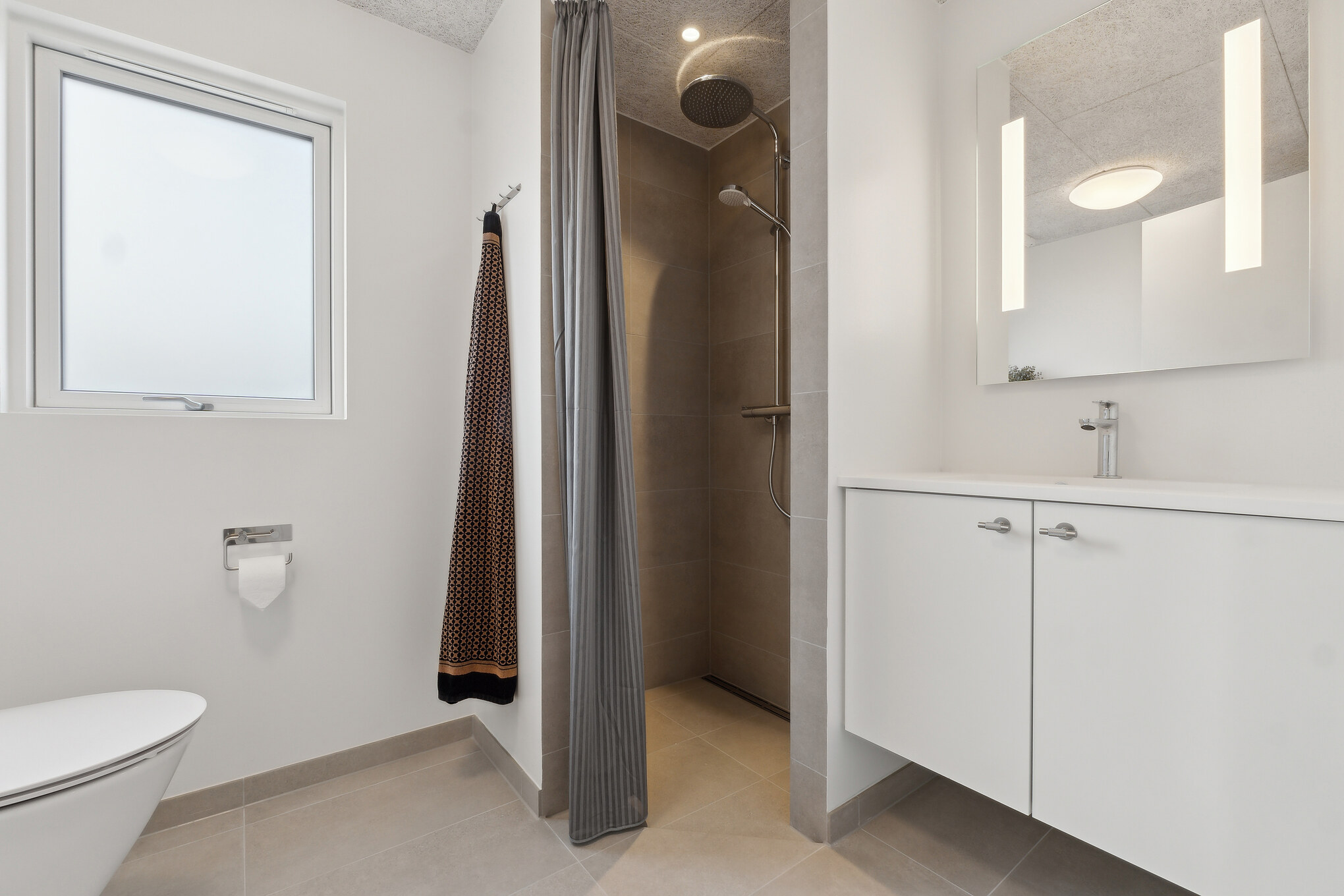 Det finnes bad med dusj i luksushus nr. 665 til 14 personer.