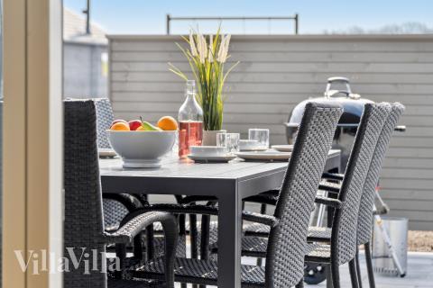 Luksushus nr. 665 har en deilig terrasse med gode hagemøbler til 14 personer.