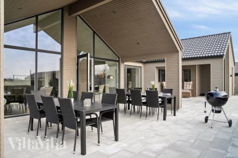 På terrassen i feriehus nr. 665 er det plass til 14 personer.