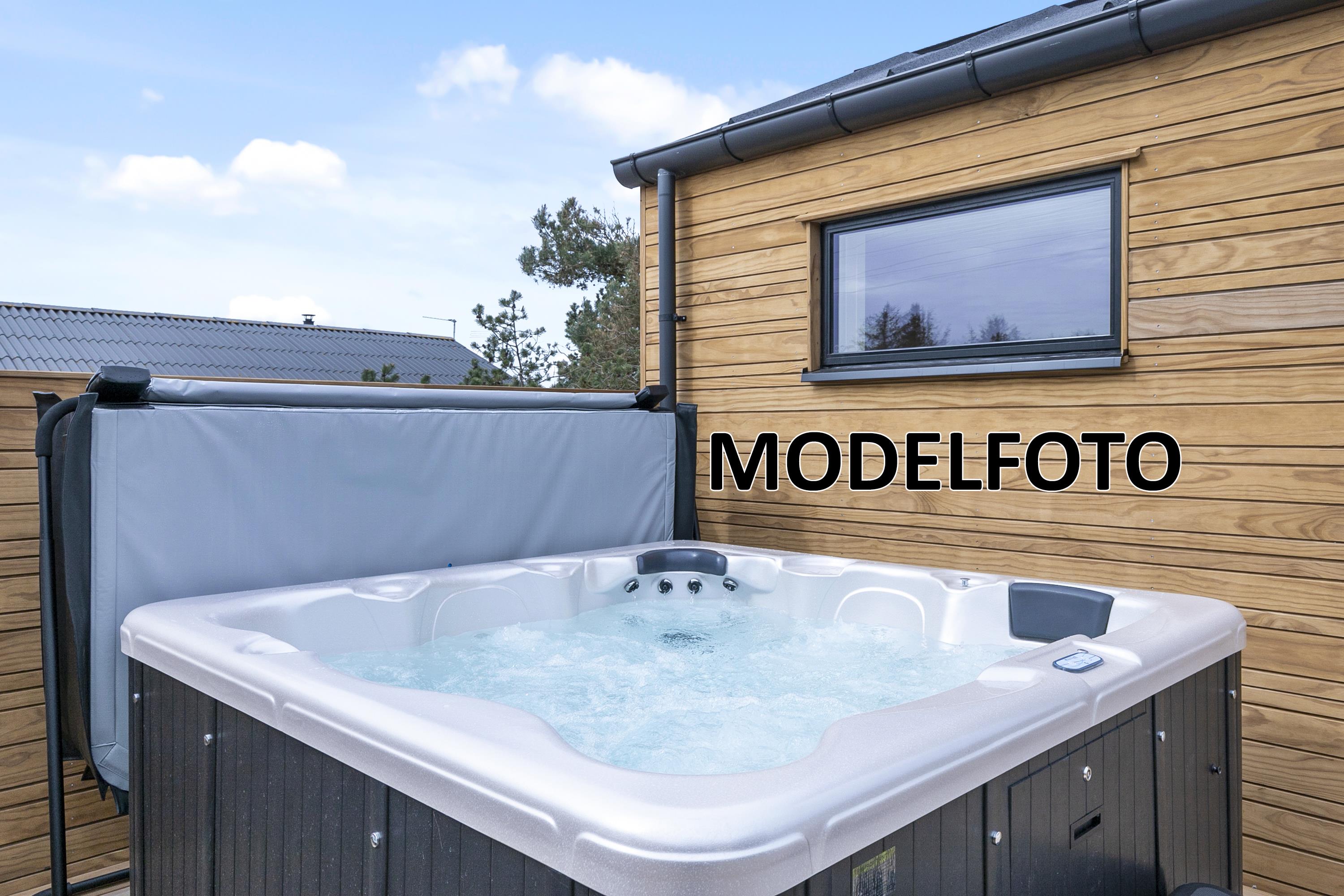Nyt varmen i boblebadet i luksushus nr. 687 i Vestjylland