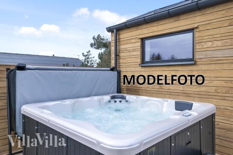 Nyt varmen i boblebadet i luksushus nr. 687 i Vestjylland