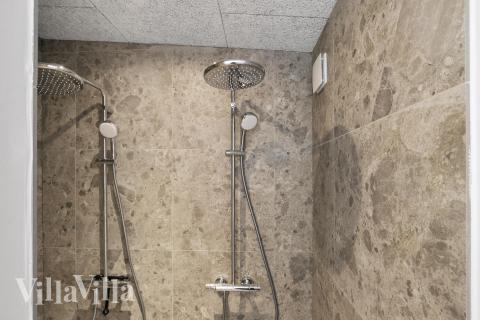 Det finnes bad med dusj i luksushus nr. 687 til 8 personer.