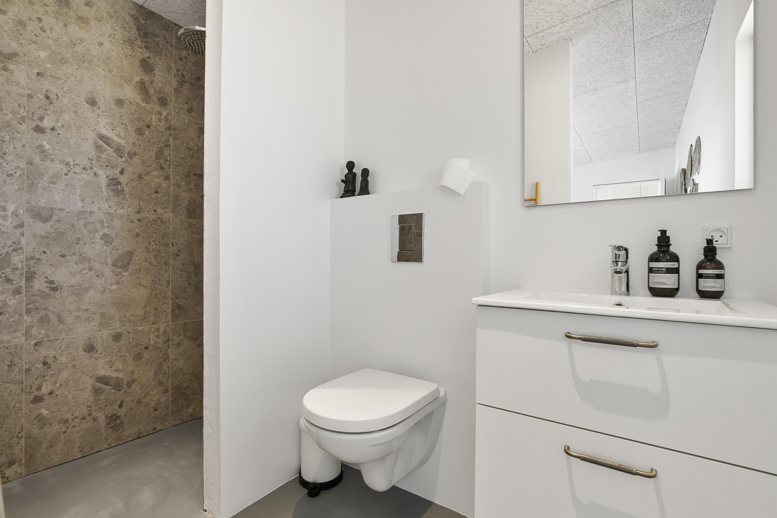 Det finnes bad med dusj i luksushus nr. 687 med plass til 8 personer.