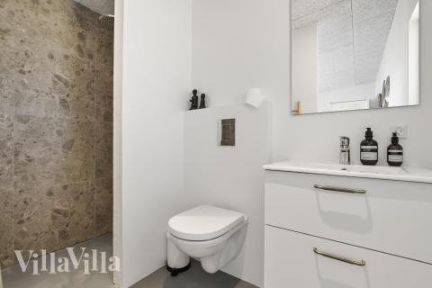 Det finnes bad med dusj i luksushus nr. 687 med plass til 8 personer.