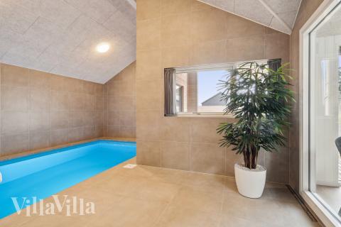 Det flotte bassenget i luksushus nr. 648 til 14 personer