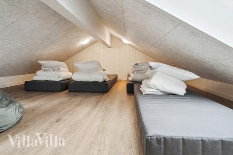 Noen av de 14 soveplassene i luksushus nr. 648 finnes på hems