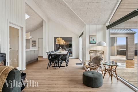 Det er god plass til at 14 personer sitter sammen i feriehusets oppholdsrom under et besøk i luksushus 648 i Fyn og øyer.