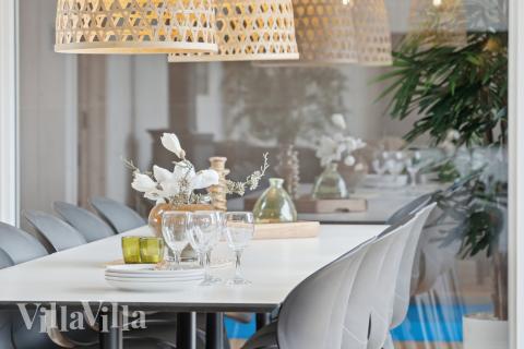 Det er plass til 14 personer i det store lyse oppholdsrommet i luksushus nr. 648.