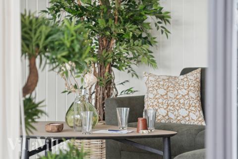 Sofaen i luksushus nr. 648 i Fyn og øyer er perfekt for å hygge seg med et brettspill eller se en film sammen.