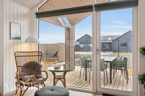 Det er god plass til hygge i feriehusets sofagruppe under oppholdet i luksushus nr. 648