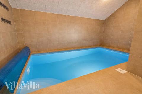 Feriehus 648 har et flott basseng med sklie, et stort innebygd boblebad og en badstue