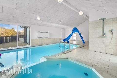 Feriehus 602 har et flott basseng med sklie, et stort innebygd boblebad og en badstue