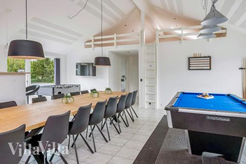 Det er plass til 26 personer i det store lyse oppholdsrommet i luksushus nr. 602.