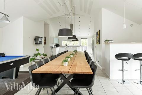 Oppholdsrom med plass til 26 i luksushus nr. 602.