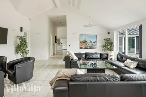 Sofaen i luksushus nr. 602 i Nordjylland er perfekt for å hygge seg med et brettspill eller se en film sammen.