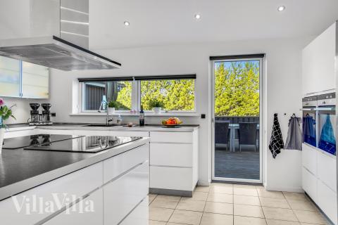 Kjøkkenet i luksushus nr. 602 er fullt utstyrt så dere lett kan lage mat til 26 personer.