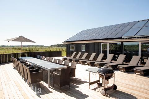 Nyt en grillkveld på terrassen i luksushus nr. 602 i Nordjylland