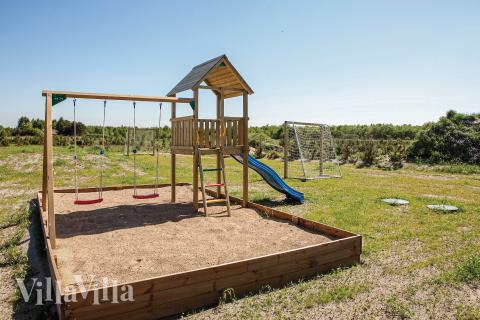 I det attraktive feriehuset nr. 602 i Nordjylland finnes det mengder av utendørsaktiviteter, som leketårn og huskestativ.