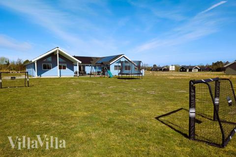 I det attraktive feriehuset nr. 343 i Lolland/Falster/Møn finnes det mengder av utendørsaktiviteter, som leketårn og huskestativ.