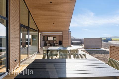 Nyt en grillkveld på terrassen i luksushus nr. 648 i Fyn og øyer