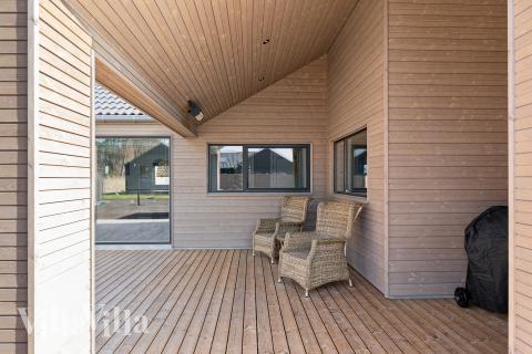 På terrassen i feriehus nr. 648 er det plass til 14 personer.