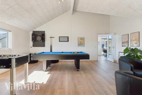 Luksushus nr. 666 til 14 personer tilbyr et stort aktivitetsrom med bl.a. biljard og dart